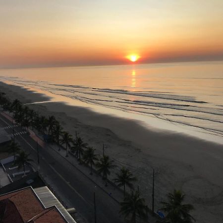 Mongagua Com Vista Para O Mar Pe Na Areia Kültér fotó
