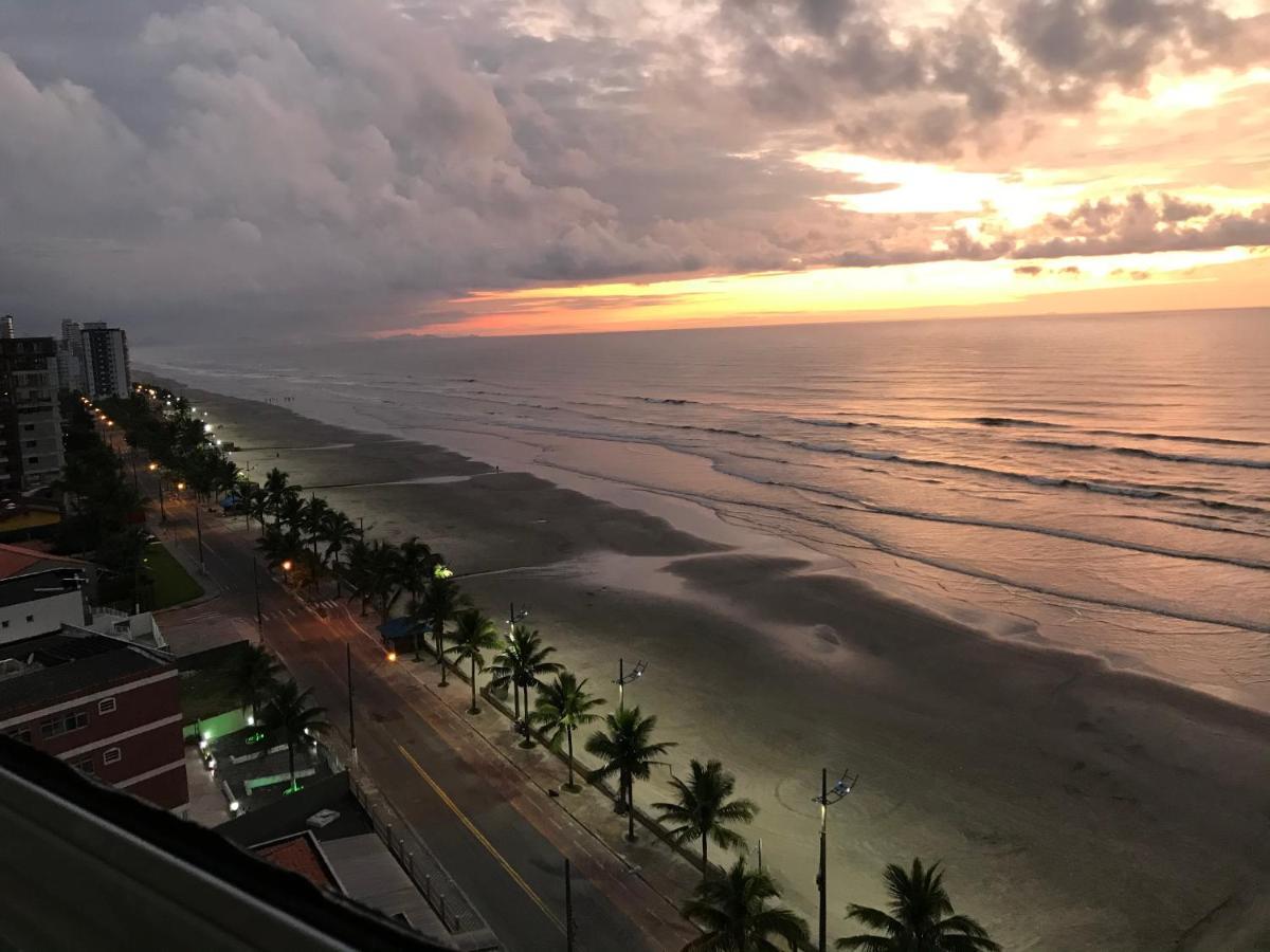 Mongagua Com Vista Para O Mar Pe Na Areia Kültér fotó