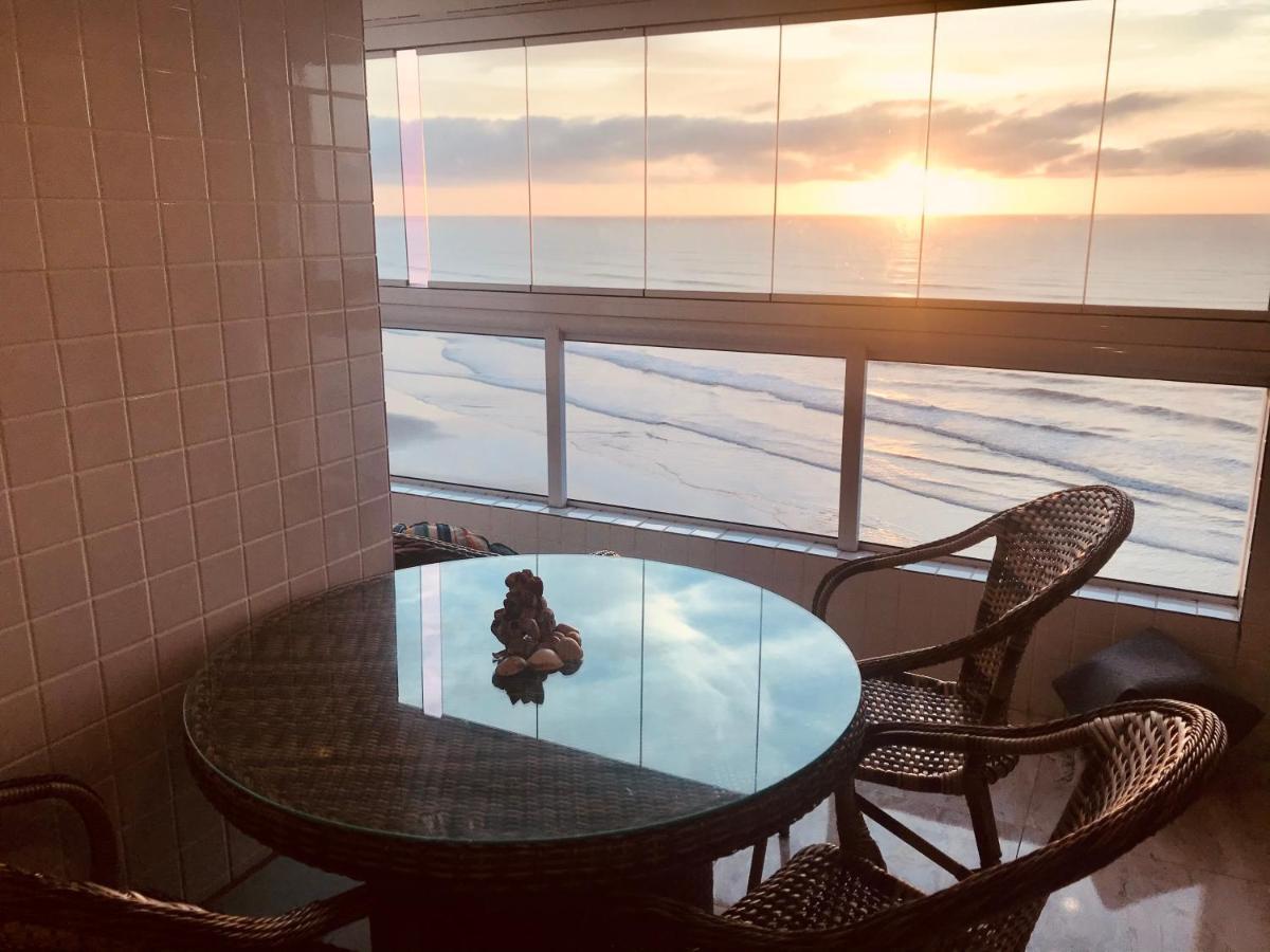 Mongagua Com Vista Para O Mar Pe Na Areia Kültér fotó