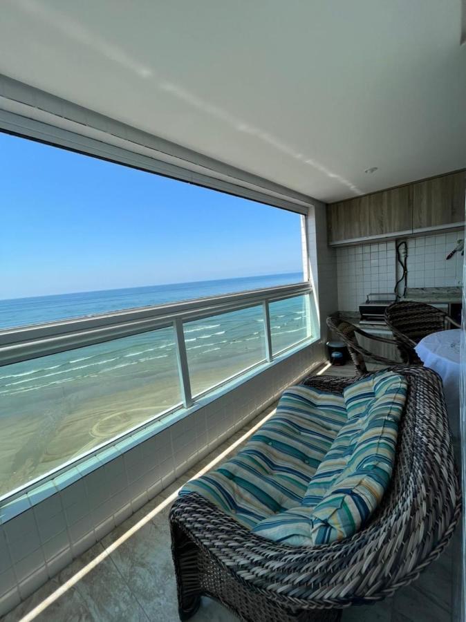 Mongagua Com Vista Para O Mar Pe Na Areia Kültér fotó