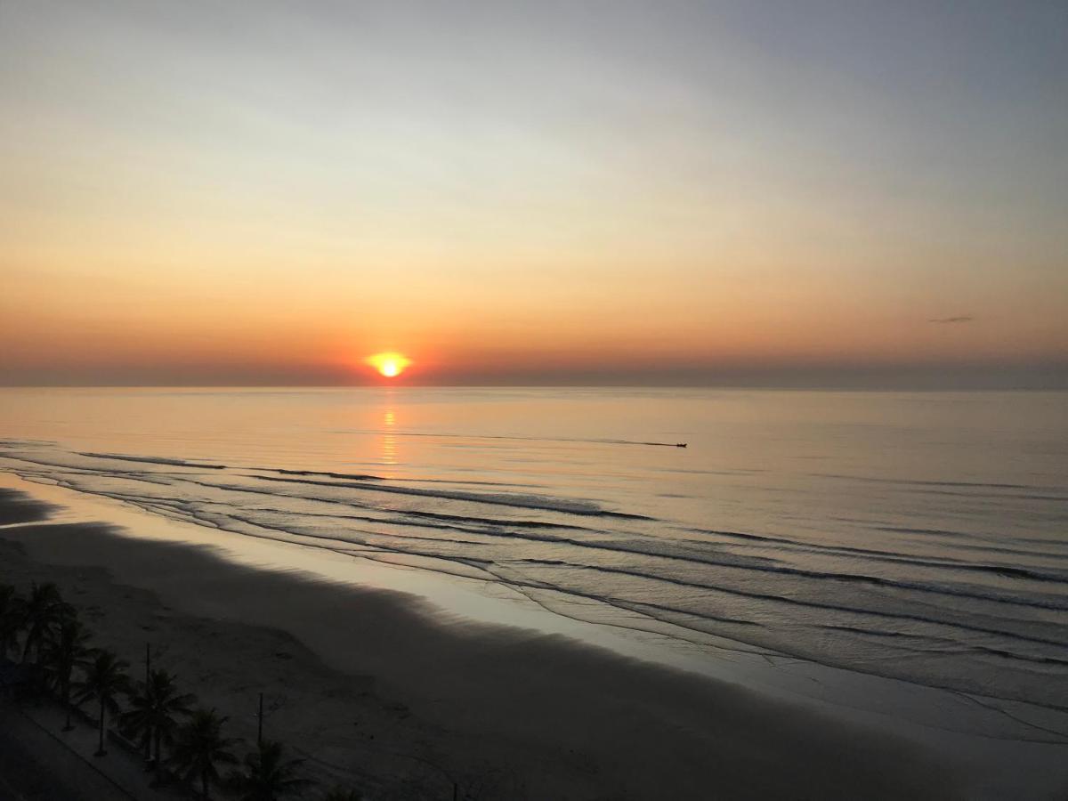 Mongagua Com Vista Para O Mar Pe Na Areia Kültér fotó